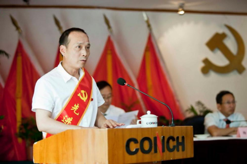 擔(dān)任黨支部書記期間，洪文生結(jié)合部門特點(diǎn)，提出“鐵路抓安全，黨員走在前”口號(hào)，讓黨員身邊無違紀(jì)，黨員保班組等具體活動(dòng)得到落實(shí)。為落實(shí)工廠、部門制定的“兩學(xué)一做”等黨建計(jì)劃任務(wù)，洪文生在定期組織召開支部大會(huì)的基礎(chǔ)上，以各運(yùn)行班為單位，利用班中作業(yè)間隙時(shí)間組織班中黨員進(jìn)行小組學(xué)習(xí)交流、義務(wù)勞動(dòng)等黨員活動(dòng)，保證了全體黨員的學(xué)習(xí)實(shí)效。