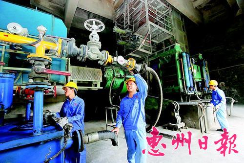 工人在生產車間維護保養(yǎng)機器設備。 本報記者鐘暢新 攝
