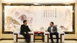 西藏自治區(qū)黨政代表團來華新水泥訪問