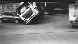 水泥攪拌車傾倒后壓扁兩輛車，3人死亡