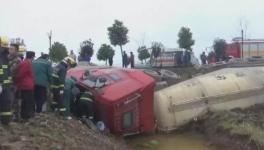 為避讓前方小車 滿載40噸水泥的槽罐車發(fā)生事故