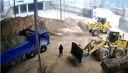 太慘了！直接把人鏟到了喂料倉里了！