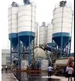 慘?。?shù)百噸水泥傾泄！致2人死亡！