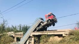 水泥熟料車壓塌公路橋！