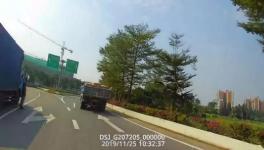 屢禁不止！又一水泥貨車側(cè)翻！