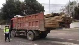 震驚交警！亡命超載，4米2拉26噸貨，超載1561%！