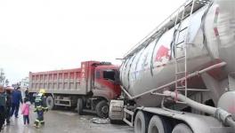 緊急救援！大貨車與散裝水泥車相撞，司機被困駕駛室！