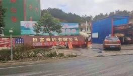 水泥車頻發(fā)事故，攪拌站長期違法占地沒人管？