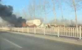 危險(xiǎn)！散裝水泥車起火燃燒，大火吞噬車頭（附視頻）